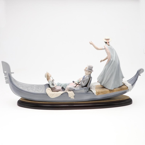 732 - FRANCISCO CATALÃ. LLADRO - LARGE FIGURAL GROUP 'IN THE GONDOLA'. Designed by Francisco Catala, Issu... 