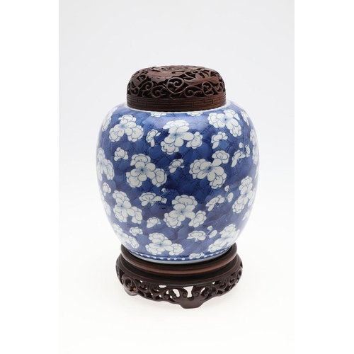 812 - CHINESE BLUE & WHITE GINGER JAR - KANGXI. Kangxi period (1662-1722), a large ginger jar painted with... 