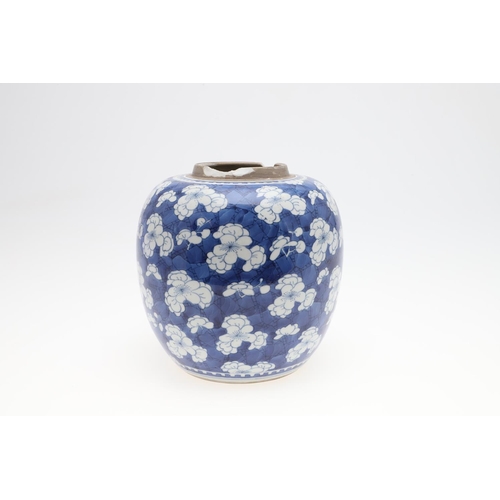 812 - CHINESE BLUE & WHITE GINGER JAR - KANGXI. Kangxi period (1662-1722), a large ginger jar painted with... 