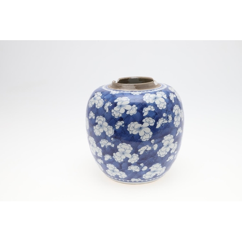 812 - CHINESE BLUE & WHITE GINGER JAR - KANGXI. Kangxi period (1662-1722), a large ginger jar painted with... 