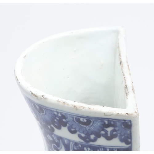 824 - RARE CHINESE BLUE & WHITE WALL CISTERN - KANGXI PERIOD (1662-1722). A rare blue and white baluster w... 