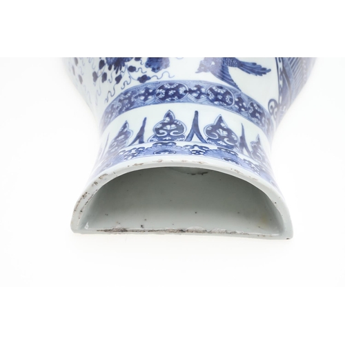 824 - RARE CHINESE BLUE & WHITE WALL CISTERN - KANGXI PERIOD (1662-1722). A rare blue and white baluster w... 