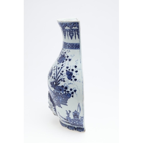 824 - RARE CHINESE BLUE & WHITE WALL CISTERN - KANGXI PERIOD (1662-1722). A rare blue and white baluster w... 