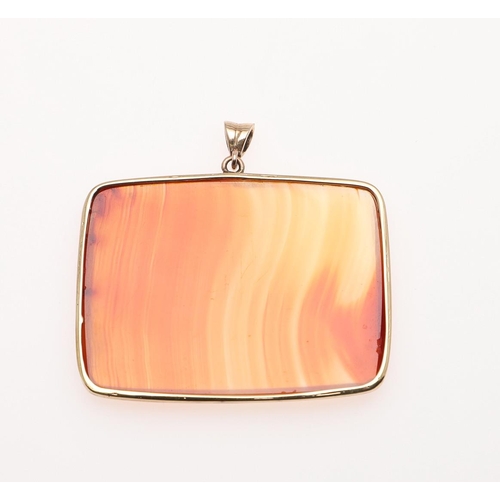 1016 - AN AGATE AND GOLD PENDANT. the rectangular-shaped agate is set in a yellow gold mount, 5.2cm wide, 1... 