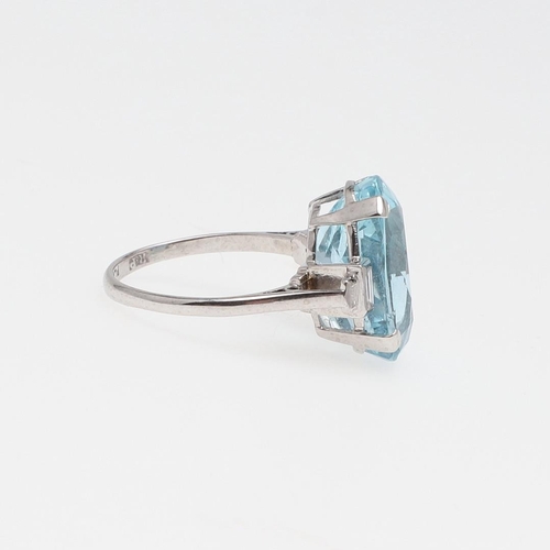 1117 - AN AQUAMARINE AND DIAMOND RING. the oval-shaped aquamarine is set with two baguette-cut diamonds to ... 