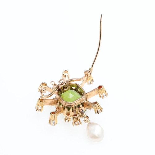 1163 - AN EARLY 20TH CENTURY PERIDOT, DIAMOND AND PEARL BROOCH PENDANT. centred with an octagonal-shaped pe... 