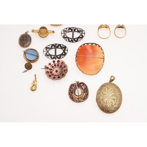 830 - A QUANTITY OF JEWELLERY. including a garnet set cruciform pendant, a garnet, moonstone and gold broo... 