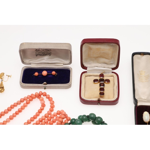 830 - A QUANTITY OF JEWELLERY. including a garnet set cruciform pendant, a garnet, moonstone and gold broo... 