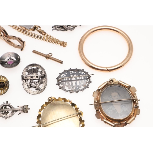 831 - A QUANTITY OF JEWELLERY. including six assorted gold and gem set brooches, various silver brooches, ... 