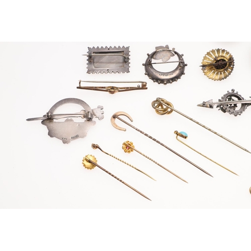 831 - A QUANTITY OF JEWELLERY. including six assorted gold and gem set brooches, various silver brooches, ... 