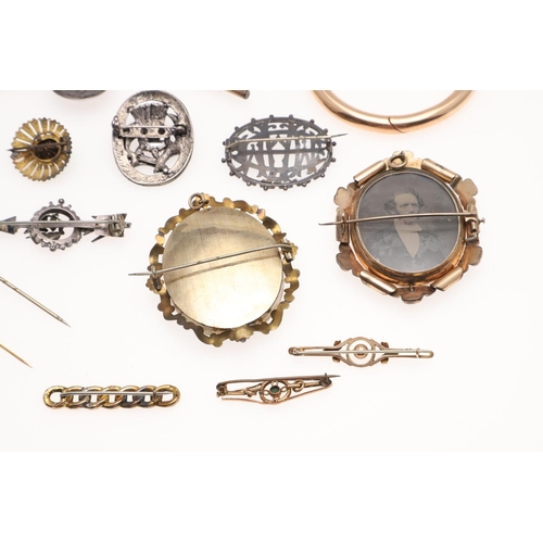 831 - A QUANTITY OF JEWELLERY. including six assorted gold and gem set brooches, various silver brooches, ... 