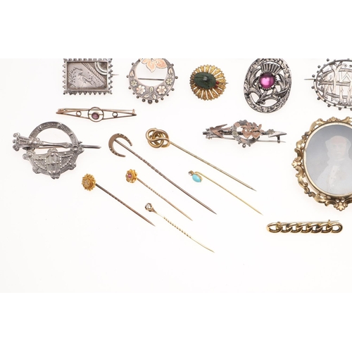 831 - A QUANTITY OF JEWELLERY. including six assorted gold and gem set brooches, various silver brooches, ... 