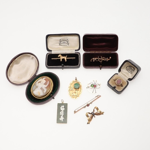 834 - A QUANTITY OF JEWELLERY. including a tourmaline and gold spider brooch, a gold bow brooch set with r... 