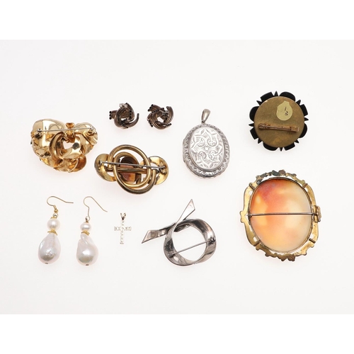 841 - TWO VICTORIAN SHELL CAMEO BROOCHES AND OTHER ITEMS. two shell cameo brooches in gilt mounts together... 