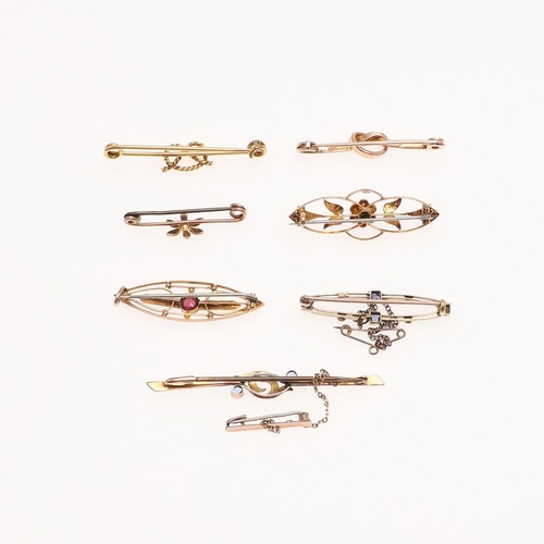 843 - AN EDWARDIAN 15CT GOLD, SAPPHIRE AND HALF PEARL BROOCH AND SIX FURTHER BAR BROOCHES. the 15ct gold, ... 