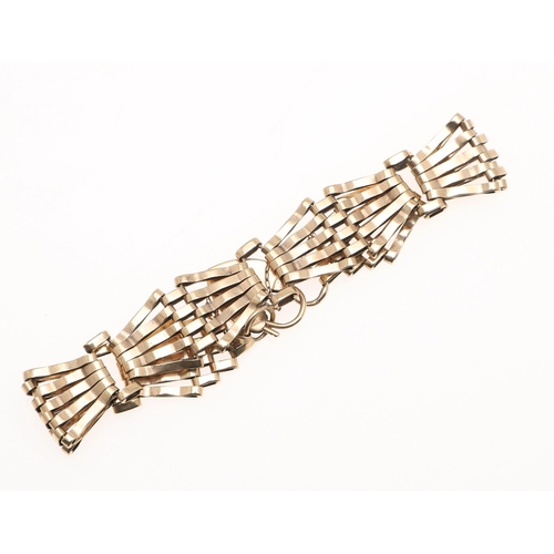 882 - A 9CT GOLD FANCY GATE LINK BRACELET. with padlock clasp, 18cm long, 15.8 grams.  *Condition:  With s... 