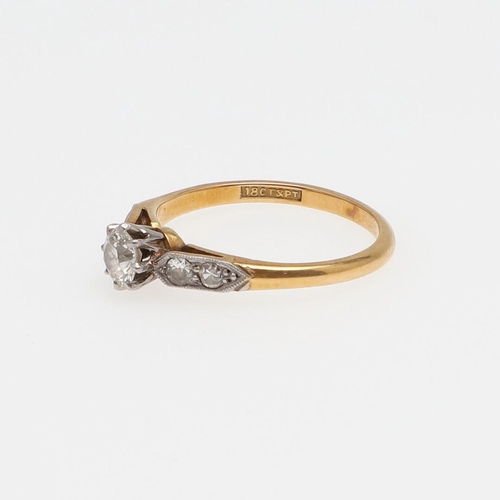 886 - A DIAMOND SOLITAIRE RING. the circular old-cut diamond is set with two single-cut diamonds to each s... 