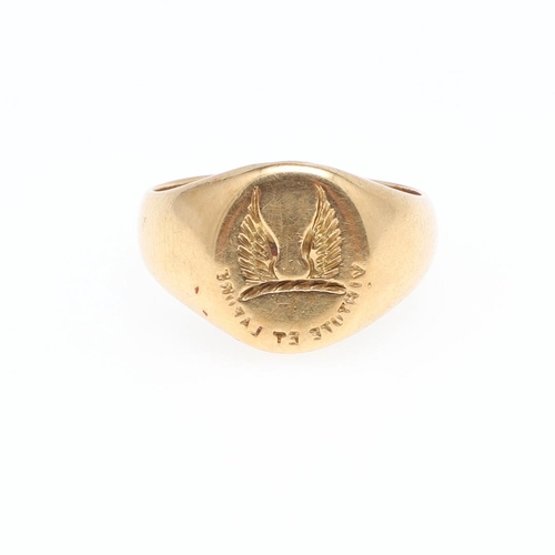 895 - AN 18CT GOLD SIGNET RING. engraved with a crest and motto, 10.4 grams. Size P 1/2.  *Condition:  Wit... 