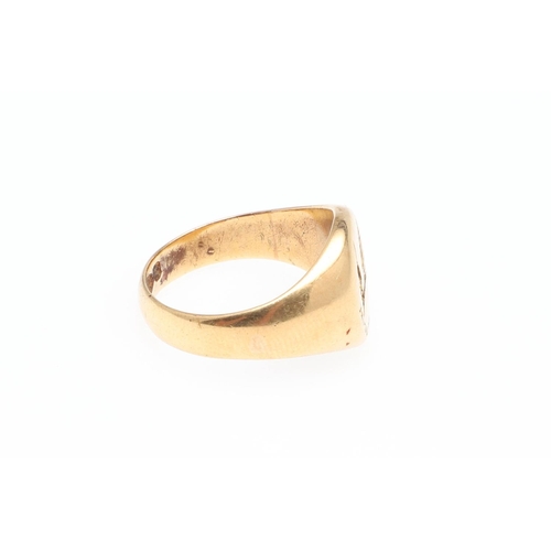 895 - AN 18CT GOLD SIGNET RING. engraved with a crest and motto, 10.4 grams. Size P 1/2.  *Condition:  Wit... 