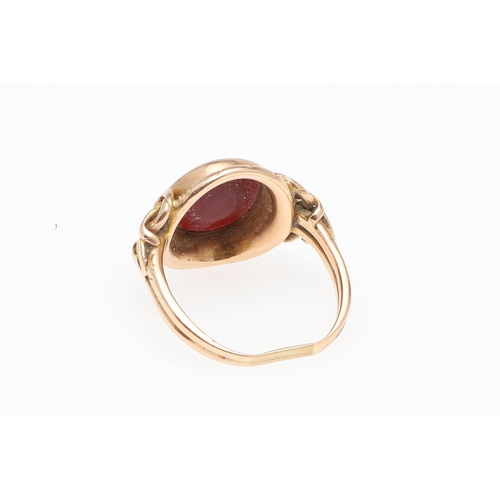 897 - AN AGATE AND GOLD SIGNET RING. with engraved decoration to the shoulders, 6.6 grams, size W 1/2, tog... 