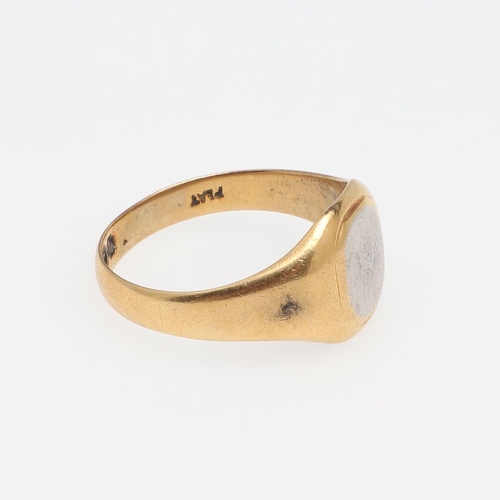 899 - AN 18CT GOLD SIGNET RING. engraved with initials and with fluted shoulders, 4.1 grams, size R, toget... 