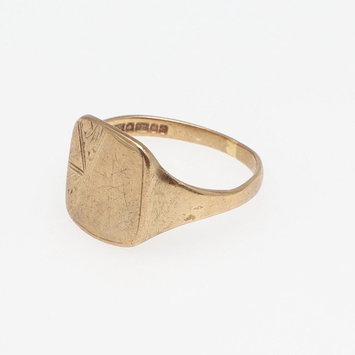 899 - AN 18CT GOLD SIGNET RING. engraved with initials and with fluted shoulders, 4.1 grams, size R, toget... 