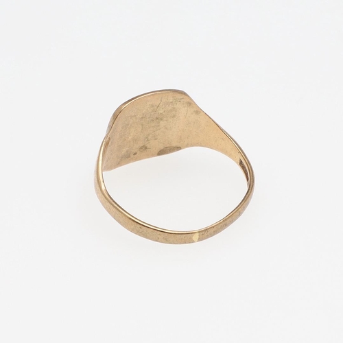 899 - AN 18CT GOLD SIGNET RING. engraved with initials and with fluted shoulders, 4.1 grams, size R, toget... 