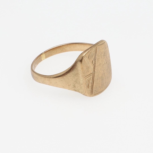 899 - AN 18CT GOLD SIGNET RING. engraved with initials and with fluted shoulders, 4.1 grams, size R, toget... 