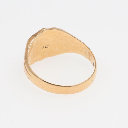 899 - AN 18CT GOLD SIGNET RING. engraved with initials and with fluted shoulders, 4.1 grams, size R, toget... 