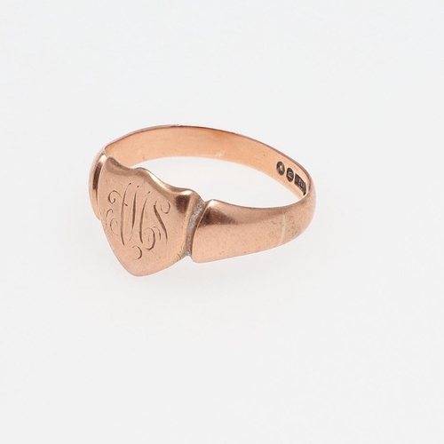 899 - AN 18CT GOLD SIGNET RING. engraved with initials and with fluted shoulders, 4.1 grams, size R, toget... 