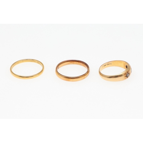 900 - A 22CT GOLD WEDDING BAND. 4.9 grams, size Q, together with another 22ct gold wedding band, 2.5 grams... 