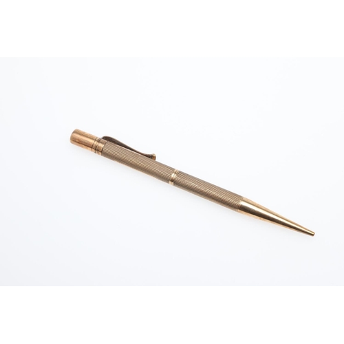 903 - A 9CT GOLD PARKER FOUNTAIN PEN. with engraved decoration, together with a 9ct gold propelling pencil... 