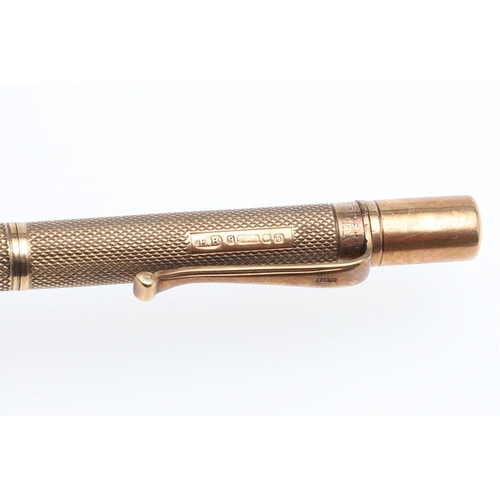 903 - A 9CT GOLD PARKER FOUNTAIN PEN. with engraved decoration, together with a 9ct gold propelling pencil... 