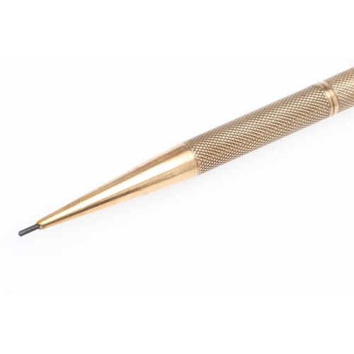 903 - A 9CT GOLD PARKER FOUNTAIN PEN. with engraved decoration, together with a 9ct gold propelling pencil... 