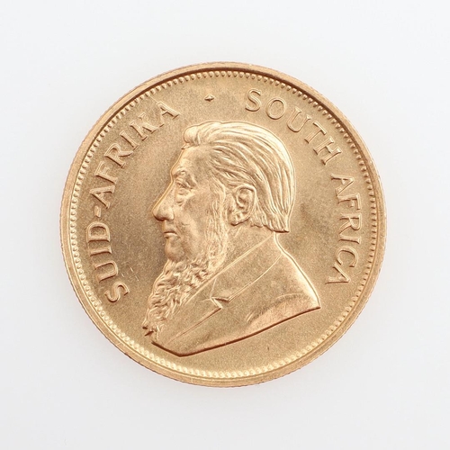 907 - A SOUTH AFRICAN GOLD KRUGERRAND, 1974. A South African Kruggerand, dated 1974. '1oz Fine Gold'. 32.4... 