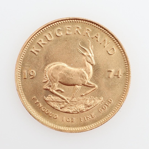 907 - A SOUTH AFRICAN GOLD KRUGERRAND, 1974. A South African Kruggerand, dated 1974. '1oz Fine Gold'. 32.4... 