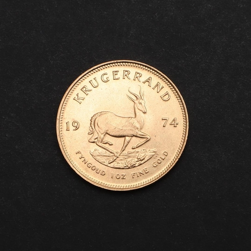 907 - A SOUTH AFRICAN GOLD KRUGERRAND, 1974. A South African Kruggerand, dated 1974. '1oz Fine Gold'. 32.4... 