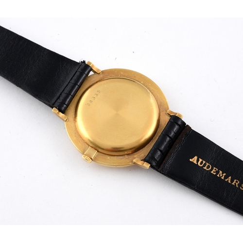 959 - A GENTLEMAN'S 18CT GOLD MECHANICAL WRISTWATCH BY AUDEMARS PIGUET. the signed circular dial with bato... 