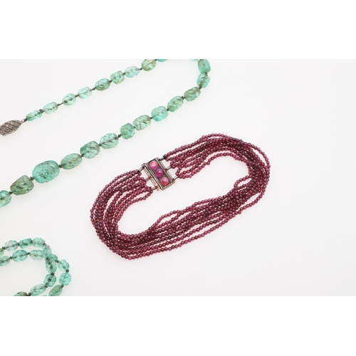 998 - A SINGLE ROW GRADUATED EMERALD BEAD NECKLACE. mounted with carved irreqular-shaped emerald beads, to... 