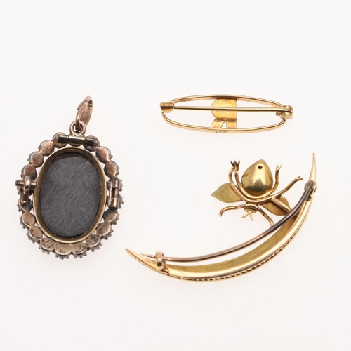 999 - A PEARL AND GEM SET OPEN CRESCENT AND BUTTERFLY BROOCH. mounted overall with graduated half pearls, ... 