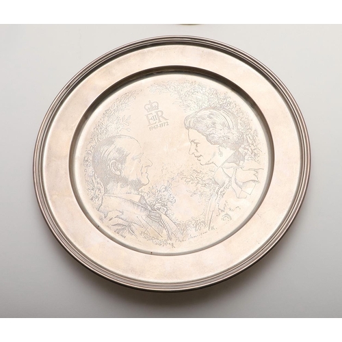 109 - AN ELIZABETH II COMMEMORATIVE PLATE. of circular form, made to commemorate the Silver Jubilee of Que... 