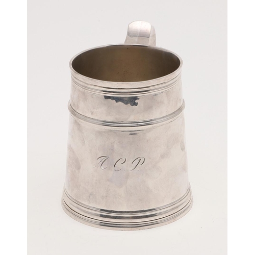 141 - AN ELIZABETH II MUG. of tapering form, with an applied reeded girdle and a 'S'-scroll handle, initia... 