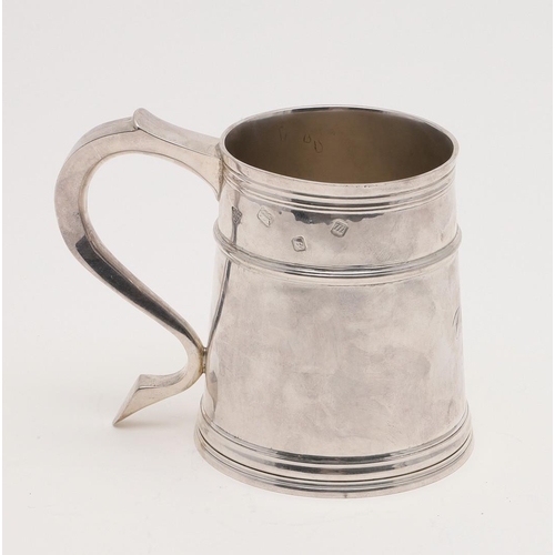 141 - AN ELIZABETH II MUG. of tapering form, with an applied reeded girdle and a 'S'-scroll handle, initia... 