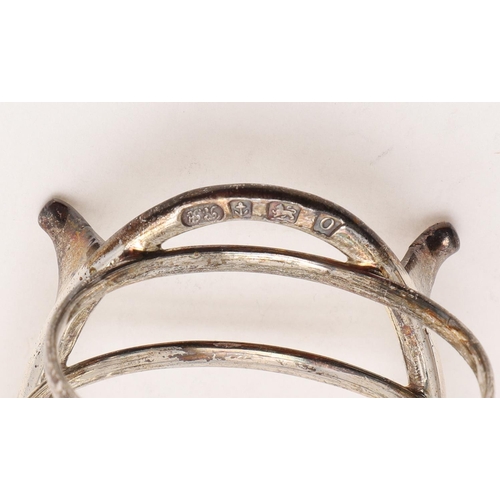 157 - AN EARLY 20TH CENTURY CASED SET OF FOUR SMALL TOAST RACKS. oval outline, with five loop supports, a ... 