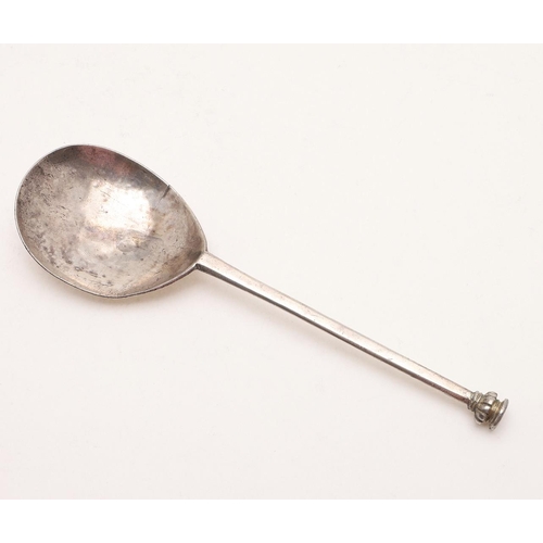 16 - AN ELIZABETH I SEAL TOP SPOON. with a slightly tapering stem and a squat, fluted seal, traces of gil... 