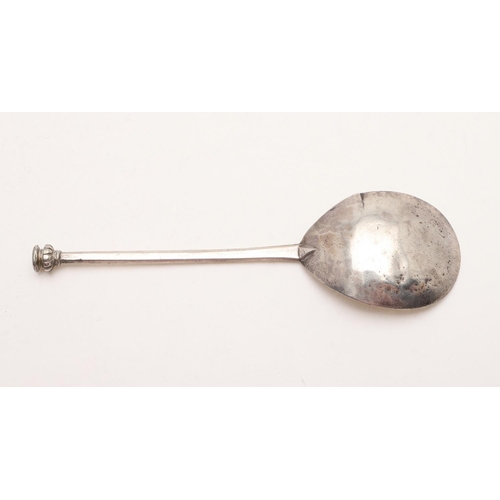 16 - AN ELIZABETH I SEAL TOP SPOON. with a slightly tapering stem and a squat, fluted seal, traces of gil... 