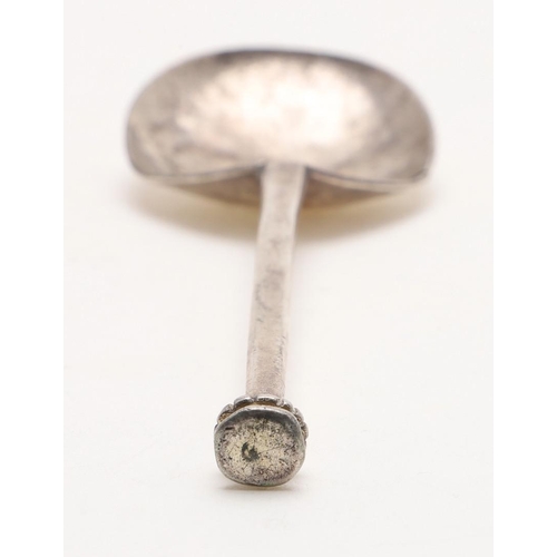 16 - AN ELIZABETH I SEAL TOP SPOON. with a slightly tapering stem and a squat, fluted seal, traces of gil... 