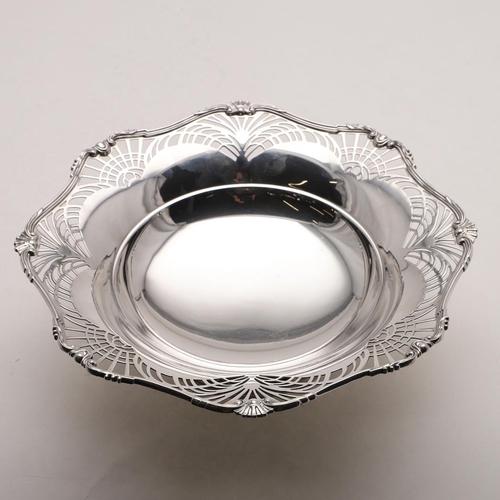 163 - A GEORGE V FRUIT DISH. of shaped circular outline, with a reeded foliate scroll border with alternat... 