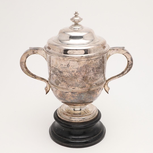 168 - AN EDWARDIAN TWO-HANDLED CUP & COVER. of campana form, with a moulded girdle, a domed foot and the c... 