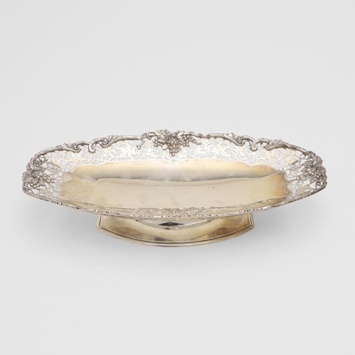 254 - AN ELIZABETH II SHALLOW FRUIT DISH. boat-shaped, with a pierced and applied fruiting vine border and... 